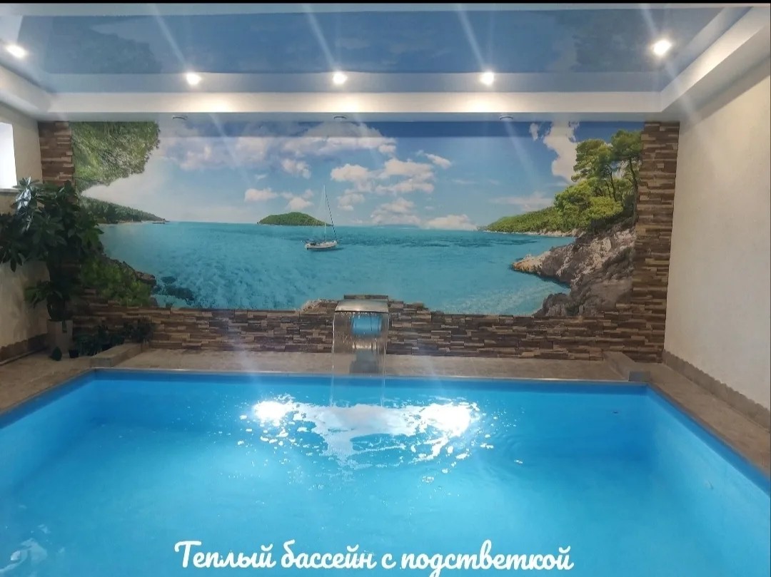 Крытый бассейн с водопадом и подсветкой